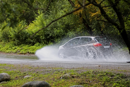 Aquaplaning che cosè come comportarsi e come prevenire questo